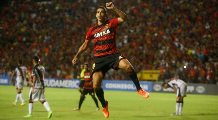 Maior parte da torcida do Sport quer o retorno de Diego Souza. Foto: Guga Matos/Acervo JC Imagem