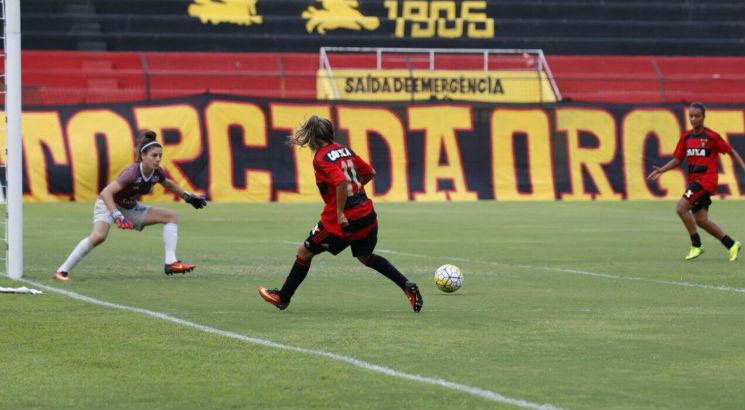Juliana recebeu de Soraya para marcar seu primeiro gol pelo Sport. Foto: Anderson Freire/Sport Club do Recife