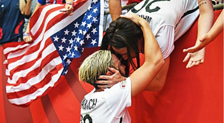 Também com a conquista de uma Copa do Mundo, a americana Wambach correu para beijar a esposa Sarah Huffman na aquibancada. Foto: Reprodução