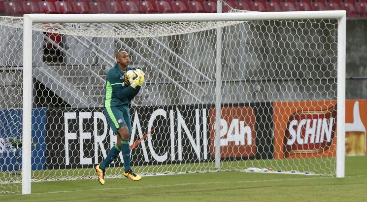 Tiago Cardoso deve voltar ao gol do Náutico contra o Internacional. Foto: Diego Nigro/JC Imagem