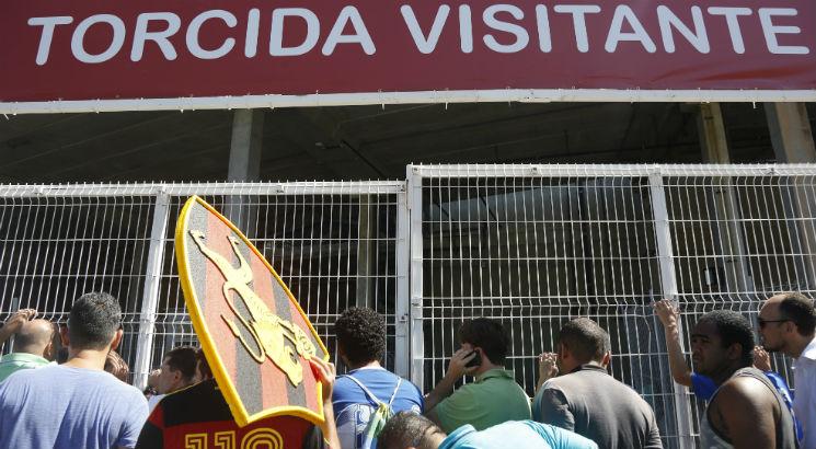 Mais cedo, a torcida do Sport não conseguiu comprar ingressos no estádio. Foto: Diego Nigro/JC Imagem