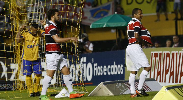Vitor havia marcado na partida antes da lesão. Foto: Fernando Remor/Estadão Conteúdo