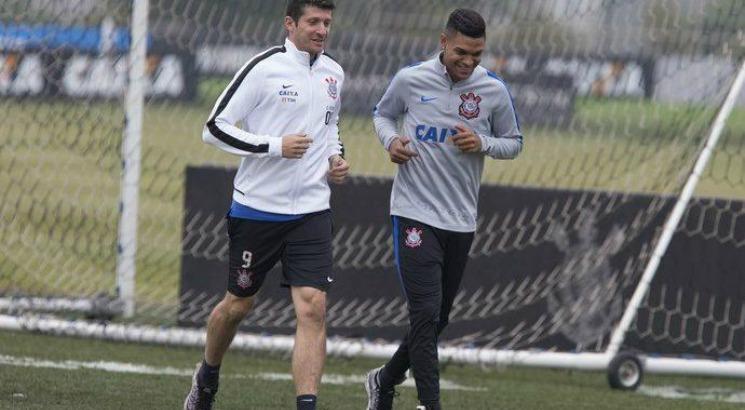 Jogador (à direita) vem por empréstimo. Foto: Daniel Augusto/Agência Corinthians