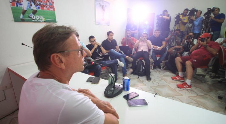 Treinador foi apresentado para a imprensa nesta terça-feira. Foto: Guga Matos/JC Imagem