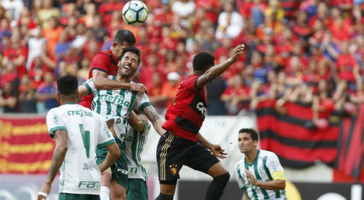 Sport e Palmeiras se enfrentam na Ilha do Retiro. Foto: Diego Nigro/JC Imagem