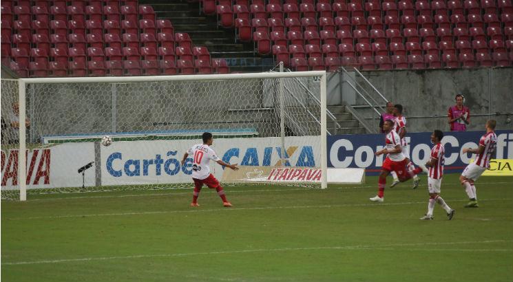 Neto Baiano deu o passe para o gol do CRB. Foto: Alexandre Gondim/JC Imagem