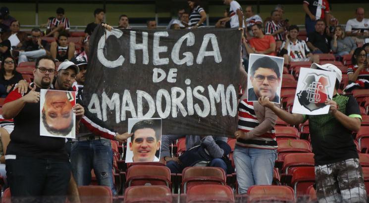 Torcida protestou também no estádio. Foto: Diego Nigro/JC Imagem