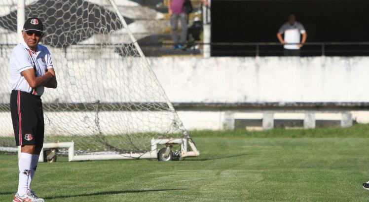 Givanildo aproveitou tempo entre os jogos para promover mudanças. Foto: Guga Matos/JC Imagem