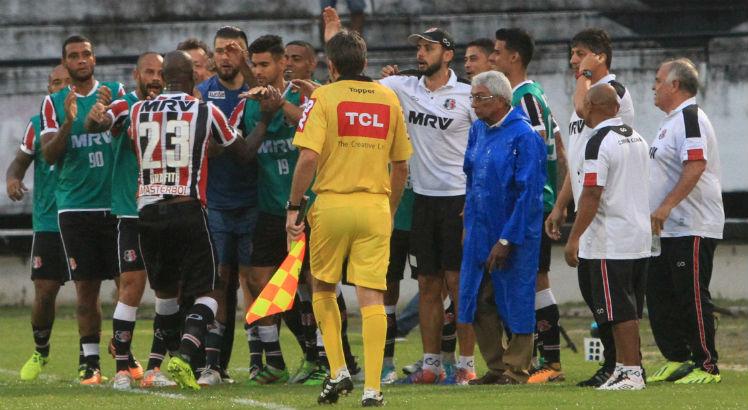 Técnico citou erros do time na derrota. Foto: Guga Matos/JC Imagem