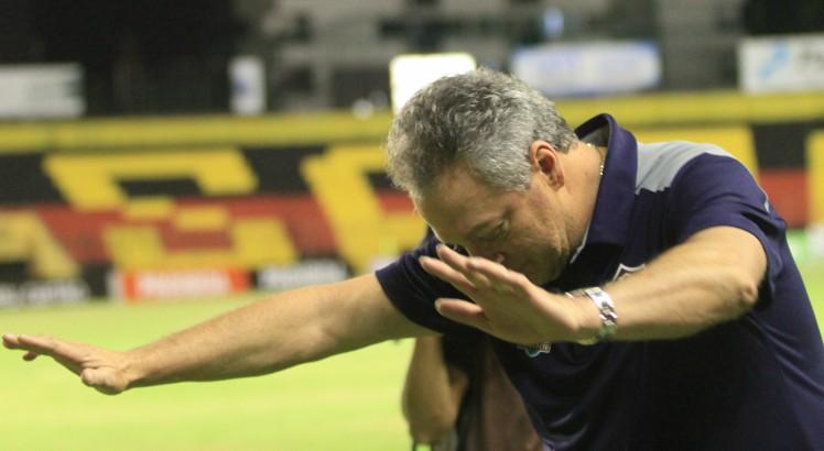 Homenagem da torcida do Sport ao técnico Abel Braga foi destaque. Foto: Guga Matos/JC Imagem