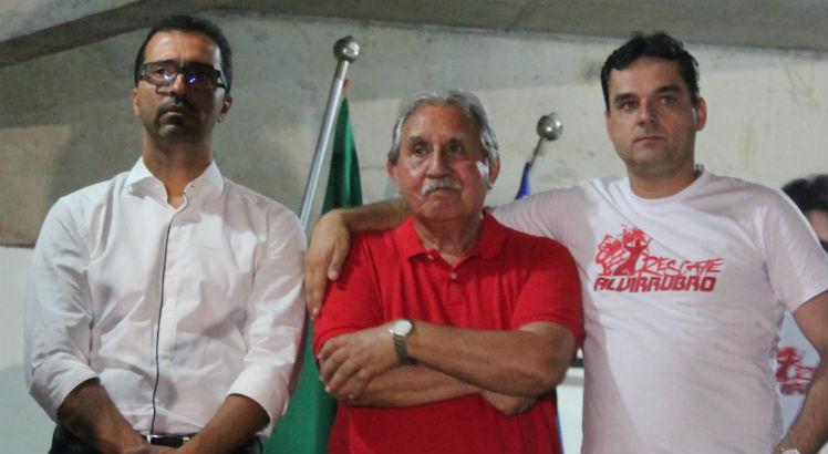 Diógenes Braga (direita) assumiu a vice-presidência de futebol no lugar de Emerson Barbosa (esquerda), após a renúncia de Ivan Brondi (centro). Foto: Léo Lemos/Náutico