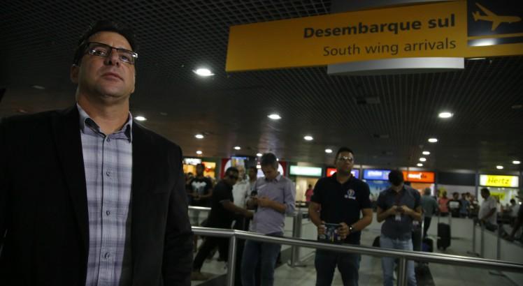 Treinador desembarcou no Recife nesta segunda. Foto: Léo Mota/JC Imagem