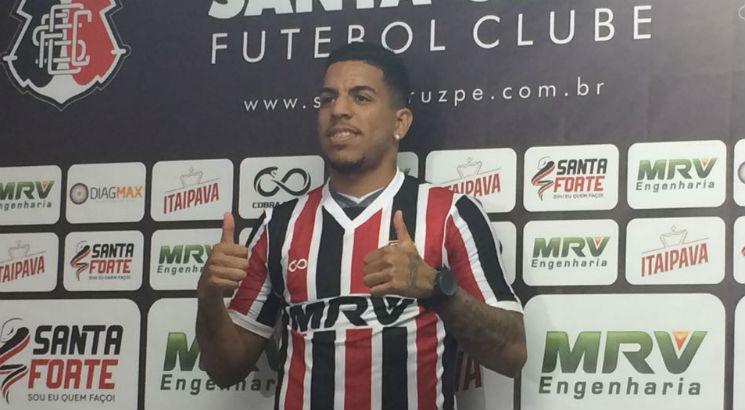 Jogador chega como mais uma opção para Givanildo Oliveira. Foto: Matheus Cunha/Especial para o JC