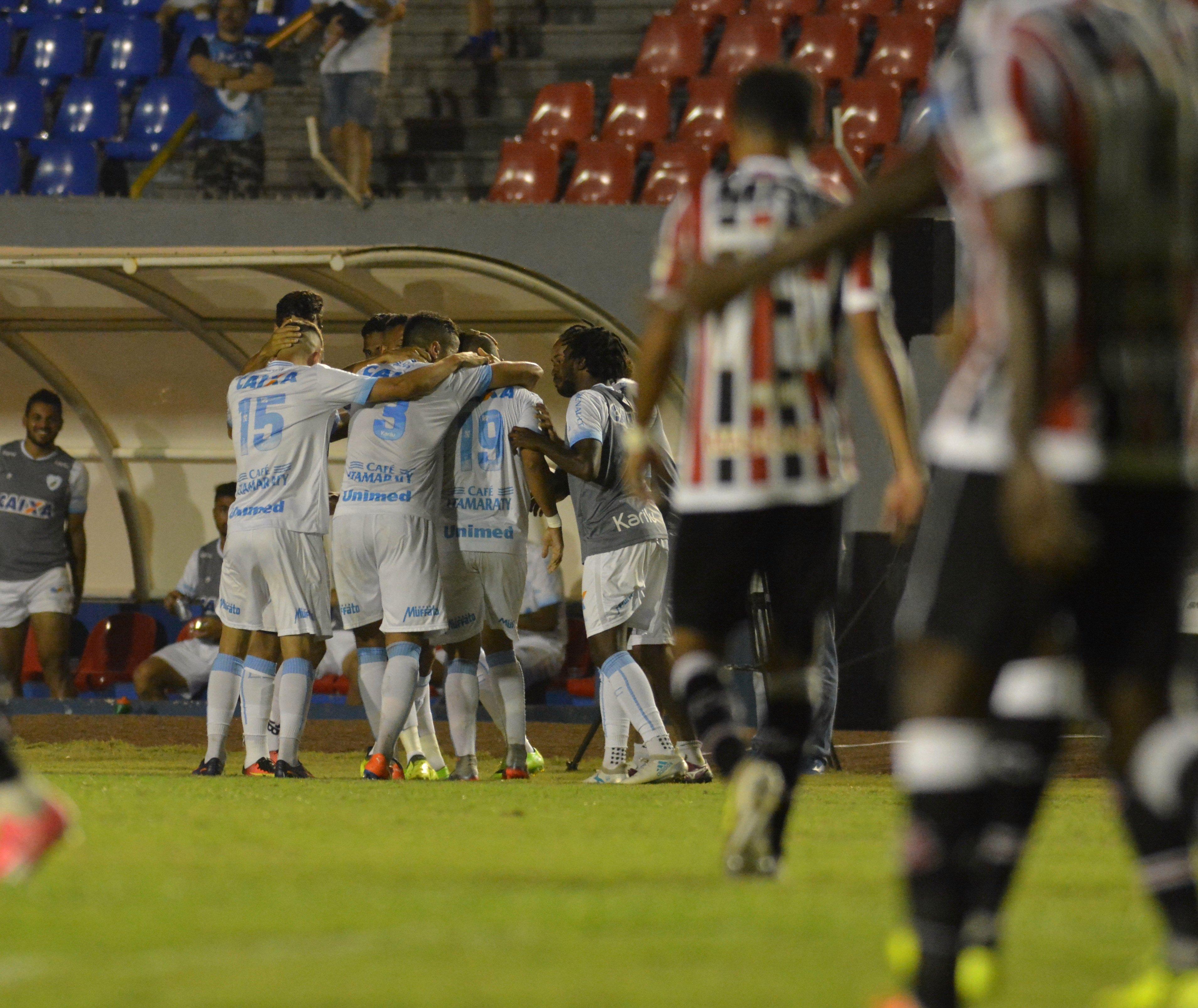 Londrina marcou gol de bola parada contra o Santa Cruz. Foto: Gustavo Oliveira/ Londrina Esporte Clube