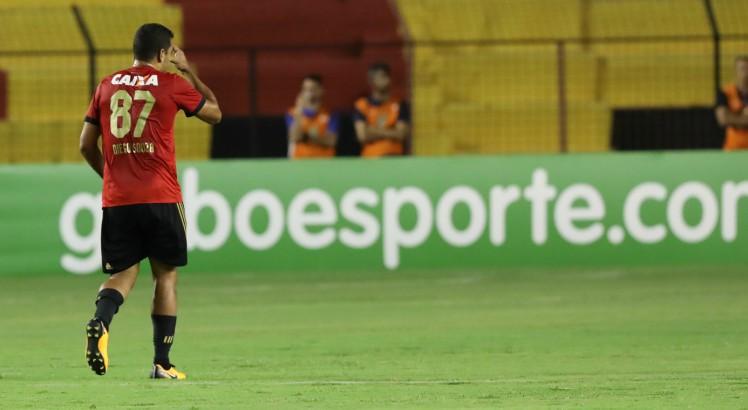 Diego Souza foi expulso na partida contra o Vasco. Foto: Guga Matos/JC Imagem