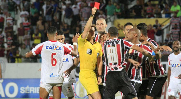 Erro do árbitro Thiago Peixoto causou confusão no final do Clássico das Emoções. Foto: Bobby Fabisak/JC Imagem
