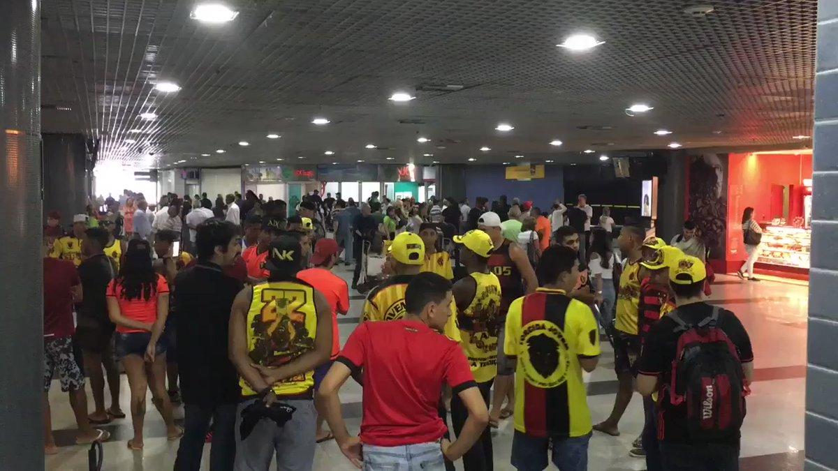 Torcedores e membros de organizada protestaram no aeroporto. Foto: Filipe Farias/JC