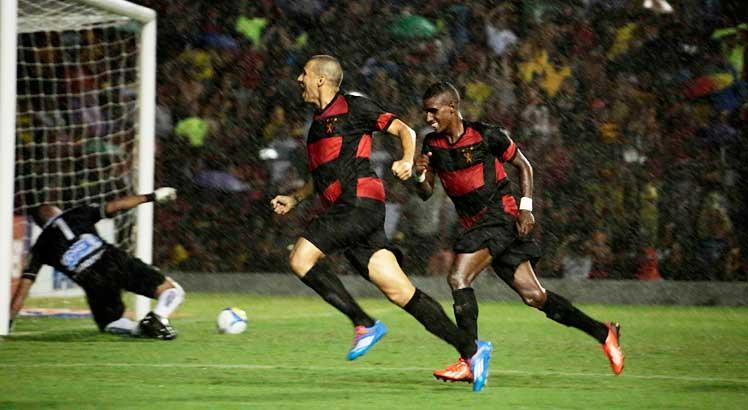 Neto Baiano foi o autor do gol no segundo jogo. Foto: ACERVO/ JC IMAGEM