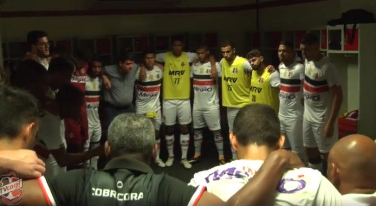 Santa Cruz voltou a lançar vídeo com os bastidores do empate com o Confiança. Foto: reprodução