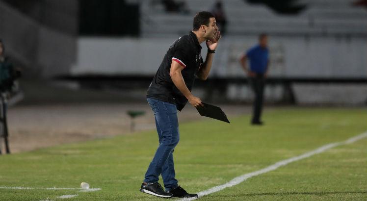 Júnior Rocha citou pontos fortes do adversário e pede humildade de seu time. Foto: Alexandre Gondim/JC Imagem