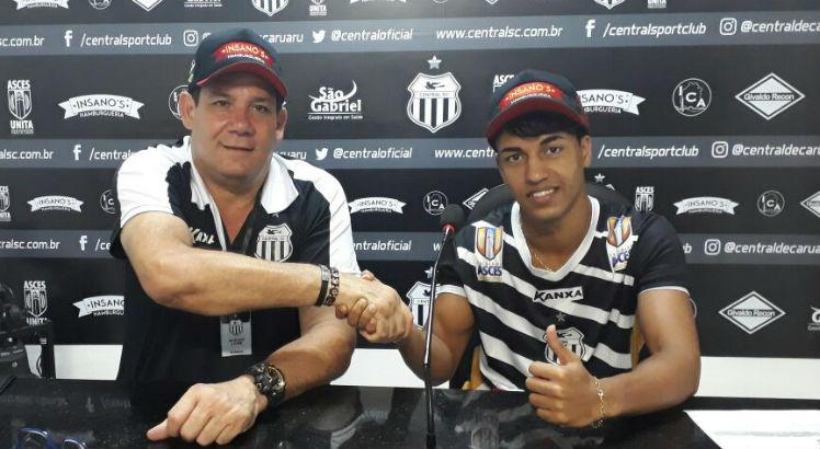 Al-Sarori (D), ao lado do executivo de futebol Adriano Coelho, chega à Patativa por empréstimo. Foto: Divulgação/Central