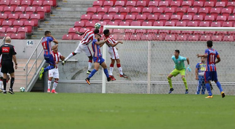 Roberto Fernandes quer repetir o time que enfrentou o Itabaiana. Foto: Bobby Fabisak/JC Imagem