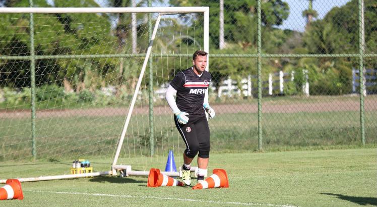 O goleiro Tiago Machowski está vencendo a desconfiança e já é aplaudido pela torcida. Foto: Rodrigo Baltar/ Santa Cruz Futebol Clube.