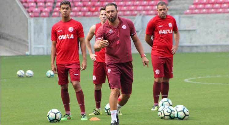 Roberto Fernandes lembrou que time joga quarta, sexta e domingo na próxima semana. Foto: Léo Lemos/Náutico