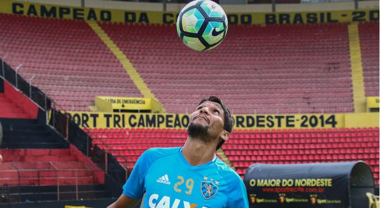 O zagueiro realiza reforço muscular. Foto: Williams Aguiar/Sport Club do Recife