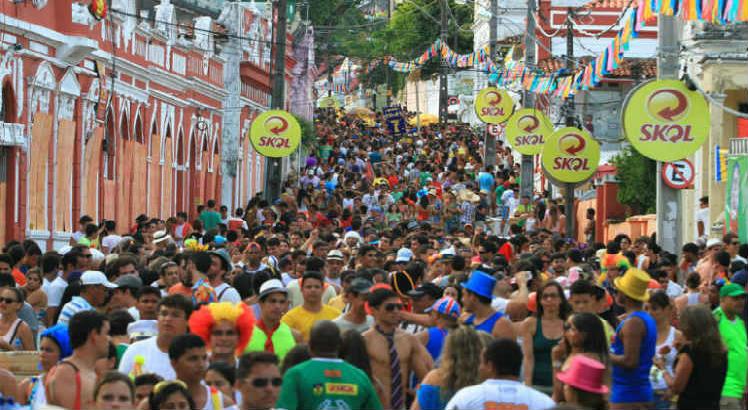 Torcedores de Náutico, Sport e Santa Cruz podem curtir o carnaval exibindo as cores do seu clube. Foto: Guga Mattos/ JC imagem