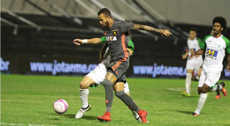 O atacante Leandro Pereira deu razão às críticas da torcida. Foto: Anderson Freire/Sport