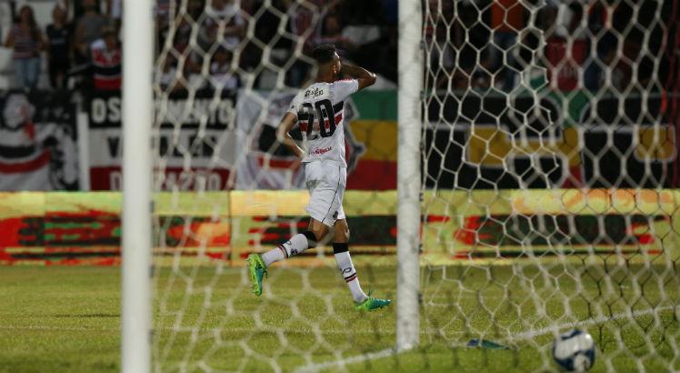 Atacante fechou a goleada do Santa Cruz sobre o Confiança. Foto: Diego Nigro/JC Imagem