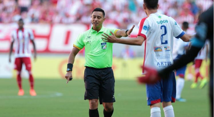 Gilberto Castro Junior apita o jogo entre Carcará e Coruja. Foto: Alexandre Gondim/JC Imagem