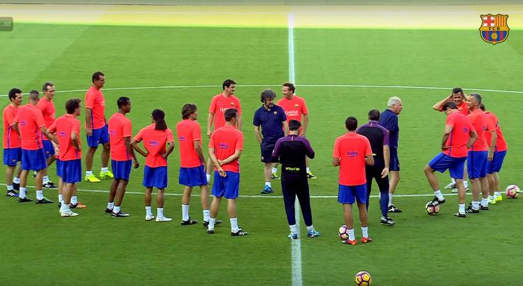 Ex-jogadores do Barcelona reunidos para representar o time catalão. Foto: Reprodução Barcelona