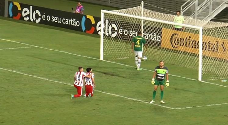 Ortigoza disputou com o goleiro e marcou o gol da vitória. Foto: Reprodução/ TV Vila Real-MT