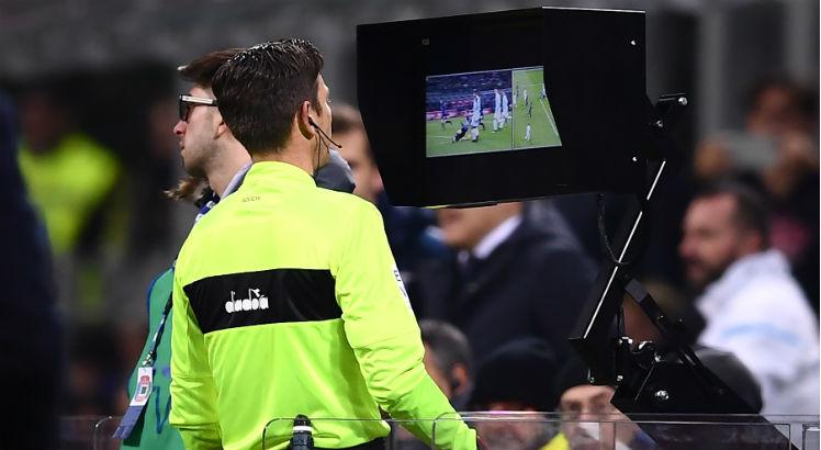 Uso do árbitro de vídeo vira regra oficial da Fifa. Foto: MARCO BERTORELLO / AFP