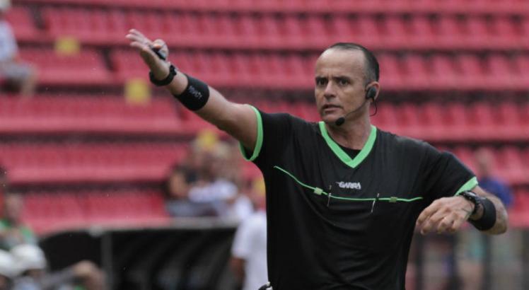 Nielson Nogueira será o árbitro da final do Pernambucano. Foto: Guga Matos/JC Imagem