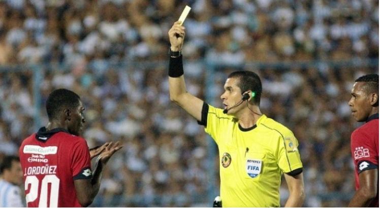 Ricardo Marques Ribeiro foi o árbitro do segundo jogo da final do Campeonato Pernambucano deste ano. Foto: AFP