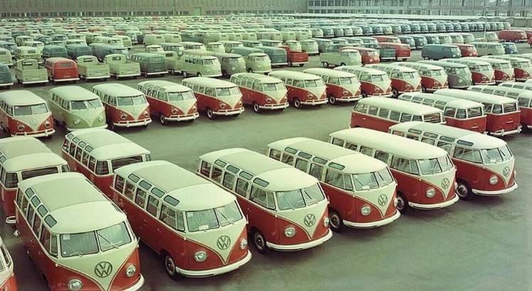 Uma edição limitada chamada de Kombi 50 anos, marcou a comemoração de meio século de produção. Foram somente 50 unidades, na pintura saia-e-blusa, vermelho e branco em 2007. Foto: Reprodução Volkswagen/ Divulgação