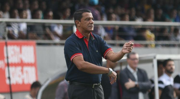 Técnico Mauro Fernandes agora vê jogadores buscando o clube para atuar. Foto: Bobby Fabisak/JC Imagem