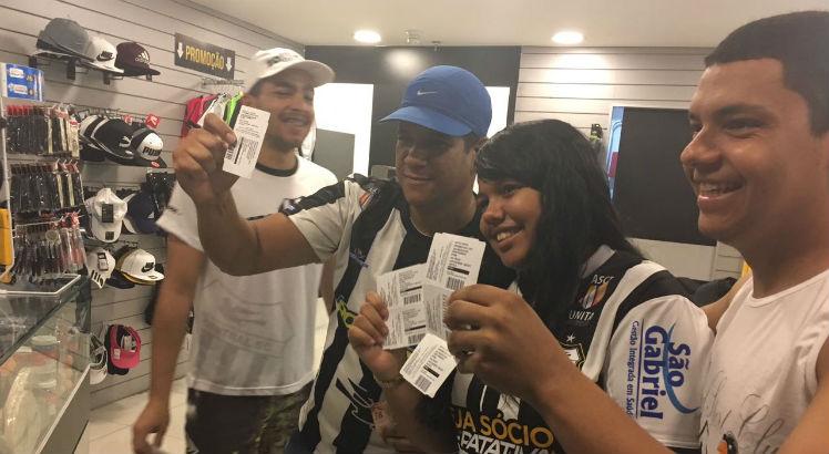 Torcedores que conseguiram comprar os ingressos do primeiro lote, em Caruaru. Foto: Filipe Farias/Jornal do Commercio