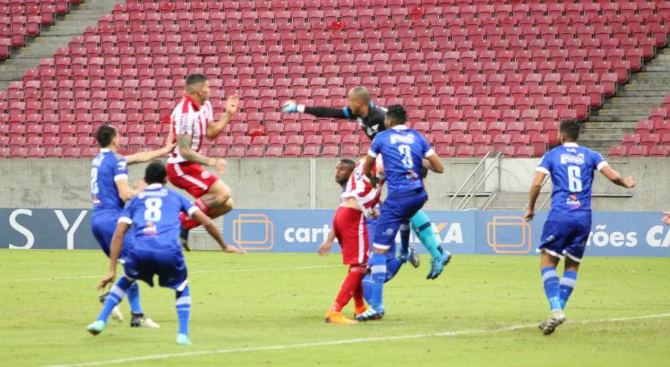 O zagueiro Breno Calixto se acabou atingindo o goleiro Genivaldo durante a partida. Foto: Léo Lemos/Náutico
