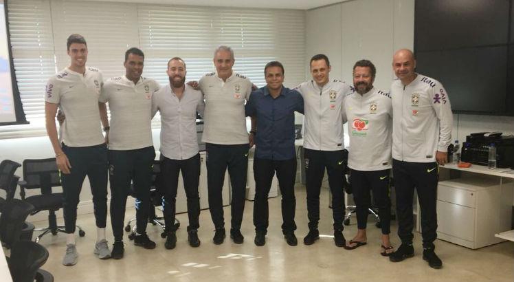 Thiago Duarte e Thiago Alves,(ao lado do técnico) se encontram com o técnico Tite e a comissão da Seleção nesta terça(22). Foto: Divulgação/ Ascom Sport