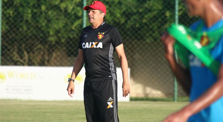 O técnico Claudinei Oliveira definiu o time titular que enfrenta o Cruzeiro, com apenas uma dúvida. Foto: Williams Aguiar/Sport Club do Recife
