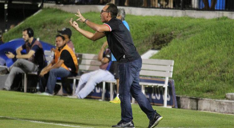 O técnico tricolor foi expulso na última partida. Foto: Rodrigo Baltar/Santa Cruz