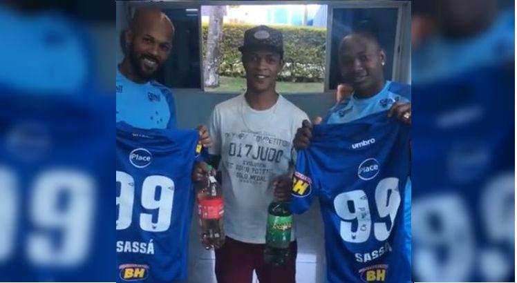 Sassá e Bruno Silva fizeram vídeo para trocar gasolina por camisas do Cruzeiro. Foto: divulgação/Instagram