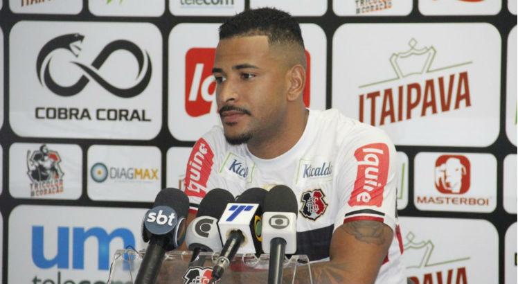 Allan Vieira foi um dos que reclamou de um pênalti para o Tricolor. Foto: Divulgação/Santa Cruz