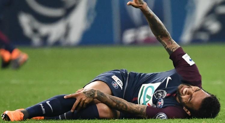 Uma lesão no ligamento do joelho tirou Daniel Alves da Copa 2018.