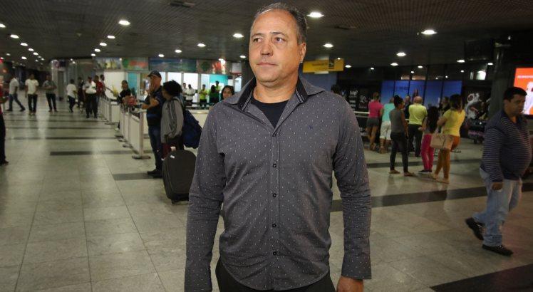 Treinador do Náutico, Márcio Goiano desembarcou na noite desta segunda-feira(21) no Recife. Foto: Guga Matos/JC Imagem