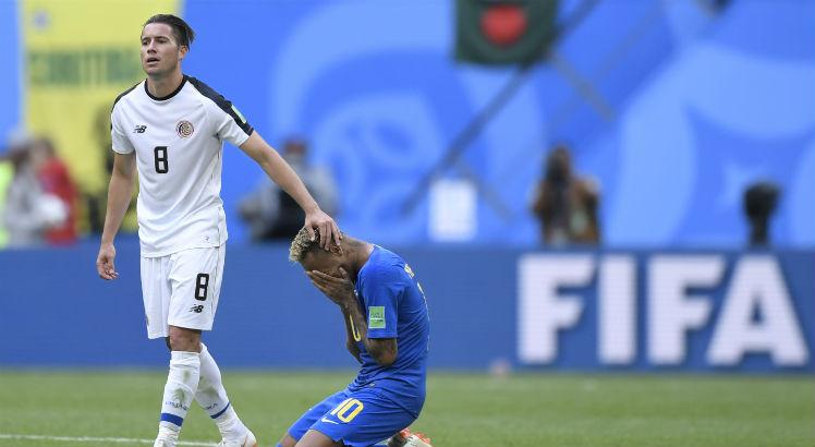 Neymar chorou em campo, e desabafou nas redes sociais após a vitória por 2x0. Foto: AFP